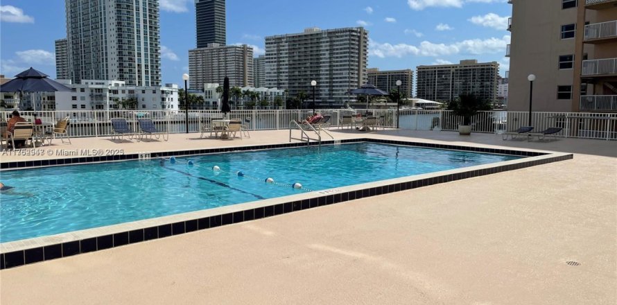 Condominio en Hallandale Beach, Florida, 2 dormitorios  № 1860626