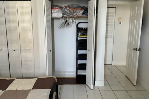 Condominio en venta en Hallandale Beach, Florida, 2 dormitorios, 116.13 m2 № 1860626 - foto 11