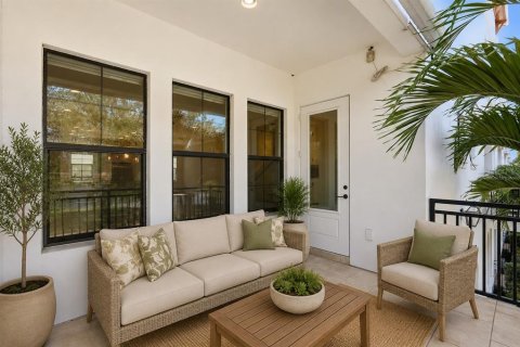 Townhouse in Saint Petersburg, Florida 3 bedrooms, 236.9 sq.m. № 2100044 - photo 20