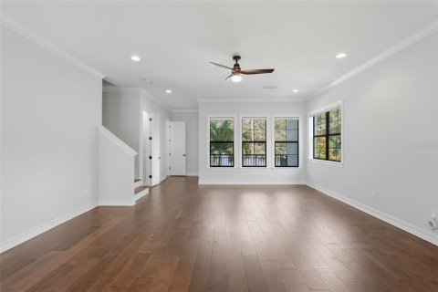Townhouse in Saint Petersburg, Florida 3 bedrooms, 236.9 sq.m. № 2100044 - photo 19