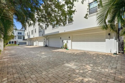 Townhouse in Saint Petersburg, Florida 3 bedrooms, 236.9 sq.m. № 2100044 - photo 6