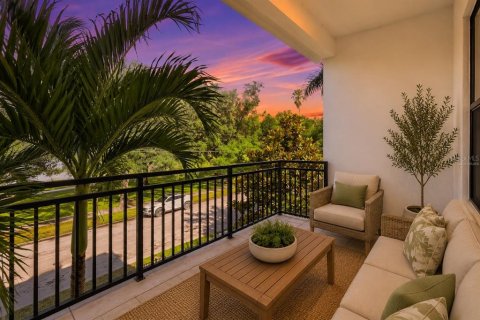 Townhouse in Saint Petersburg, Florida 3 bedrooms, 236.9 sq.m. № 2100044 - photo 2