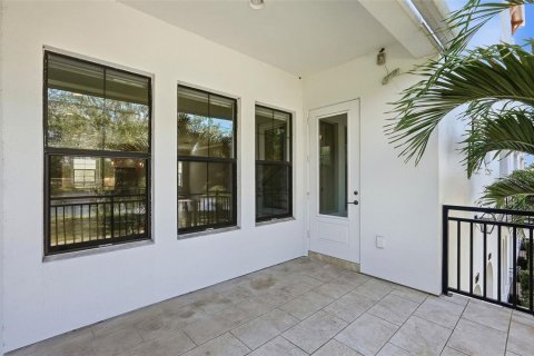 Townhouse in Saint Petersburg, Florida 3 bedrooms, 236.9 sq.m. № 2100044 - photo 22