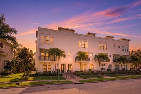 Townhouse in Saint Petersburg, Florida 3 bedrooms, 236.9 sq.m. № 2100044