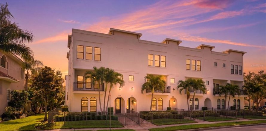 Townhouse in Saint Petersburg, Florida 3 bedrooms, 236.9 sq.m. № 2100044