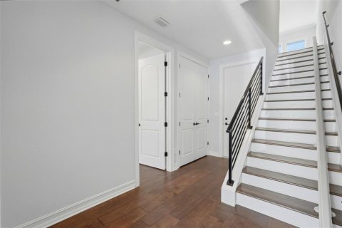 Townhouse in Saint Petersburg, Florida 3 bedrooms, 236.9 sq.m. № 2100044 - photo 11