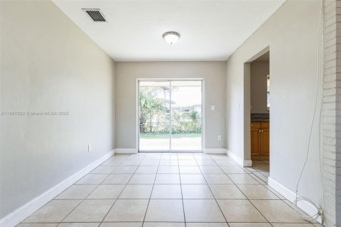 House in Miramar, Florida 3 bedrooms, 111.48 sq.m. № 2019697 - photo 13