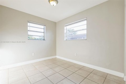 House in Miramar, Florida 3 bedrooms, 111.48 sq.m. № 2019697 - photo 7