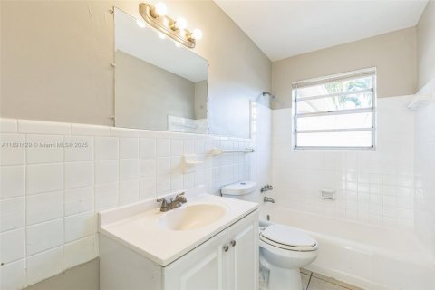 House in Miramar, Florida 3 bedrooms, 111.48 sq.m. № 2019697 - photo 6