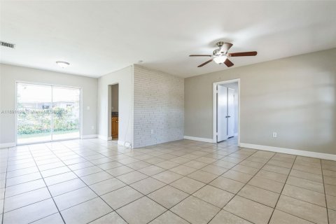 House in Miramar, Florida 3 bedrooms, 111.48 sq.m. № 2019697 - photo 11