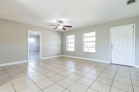 House in Miramar, Florida 3 bedrooms, 111.48 sq.m. № 2019697 - photo 10