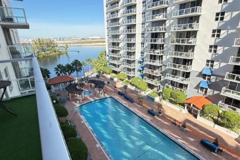 Кондоминиум с 2 спальнями в Майами, Флорида № 1997418