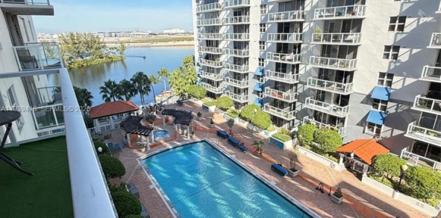 Кондоминиум с 2 спальнями в Майами, Флорида № 1997418