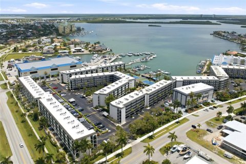 Condo in Marco Island, Florida, 1 bedroom  № 2106518 - photo 27