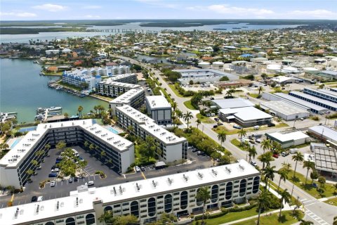Condo in Marco Island, Florida, 1 bedroom  № 2106518 - photo 28