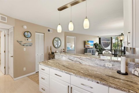 Condo in Marco Island, Florida, 1 bedroom  № 2106518 - photo 11