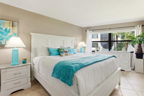 Condo in Marco Island, Florida, 1 bedroom  № 2106518 - photo 15