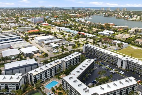 Condo in Marco Island, Florida, 1 bedroom  № 2106518 - photo 29