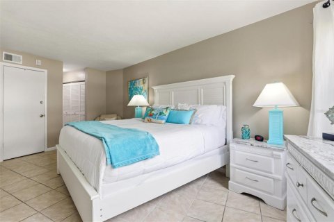 Condo in Marco Island, Florida, 1 bedroom  № 2106518 - photo 16