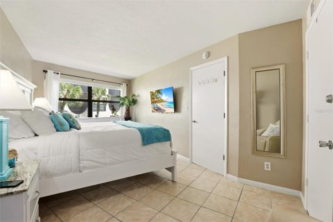 Condo in Marco Island, Florida, 1 bedroom  № 2106518 - photo 17