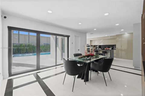 Villa ou maison à vendre à Miami, Floride: 4 chambres, 312.99 m2 № 1975540 - photo 13