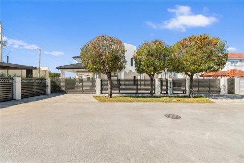 Villa ou maison à vendre à Miami, Floride: 4 chambres, 312.99 m2 № 1975540 - photo 2
