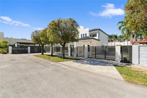 Villa ou maison à vendre à Miami, Floride: 4 chambres, 312.99 m2 № 1975540 - photo 3
