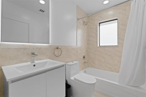 Villa ou maison à vendre à Miami, Floride: 4 chambres, 312.99 m2 № 1975540 - photo 17