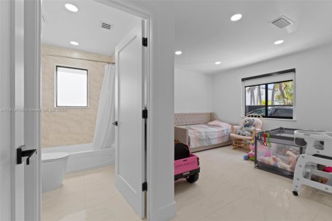 Villa ou maison à vendre à Miami, Floride: 4 chambres, 312.99 m2 № 1975540 - photo 15