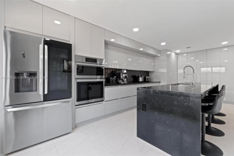 Villa ou maison à vendre à Miami, Floride: 4 chambres, 312.99 m2 № 1975540 - photo 9