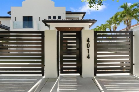 Villa ou maison à vendre à Miami, Floride: 4 chambres, 312.99 m2 № 1975540 - photo 1