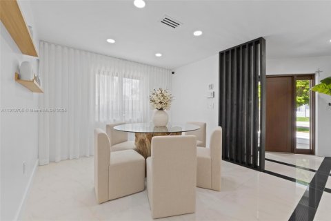 Villa ou maison à vendre à Miami, Floride: 4 chambres, 312.99 m2 № 1975540 - photo 6