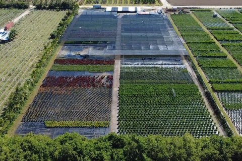 Commercial property in Homestead, Florida № 2012527