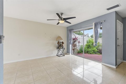 Townhouse in Tampa, Florida 2 bedrooms, 98.1 sq.m. № 2232460 - photo 2