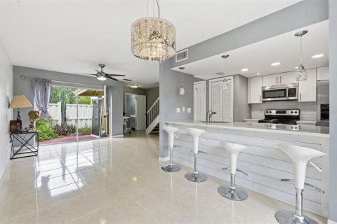 Townhouse in Tampa, Florida 2 bedrooms, 98.1 sq.m. № 2232460 - photo 9