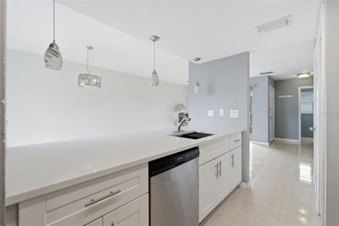 Townhouse in Tampa, Florida 2 bedrooms, 98.1 sq.m. № 2232460 - photo 7