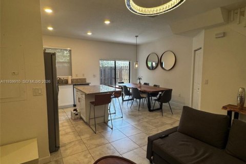 Touwnhouse à vendre à Miami, Floride: 3 chambres, 122.63 m2 № 1997109 - photo 2