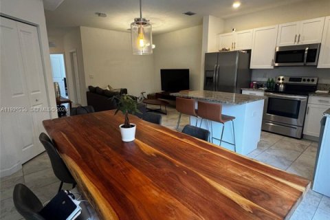 Touwnhouse à vendre à Miami, Floride: 3 chambres, 122.63 m2 № 1997109 - photo 4