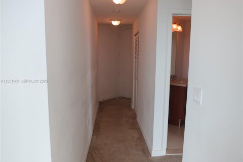 Condominio en alquiler en Miami, Florida, 2 dormitorios, 102.1 m2 № 2339838 - foto 30