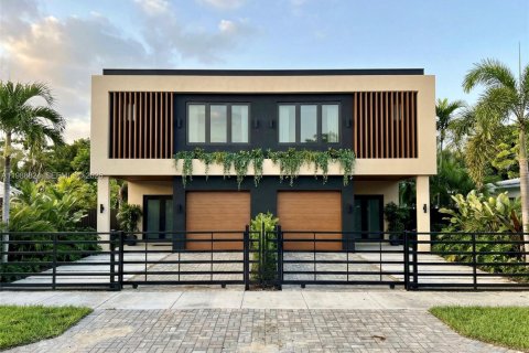 Дом в Майами, Флорида 4 спальни, 237.64м2 № 2050739