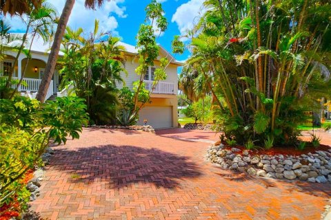 House in Bradenton, Florida 3 bedrooms, 220.36 sq.m. № 2118666