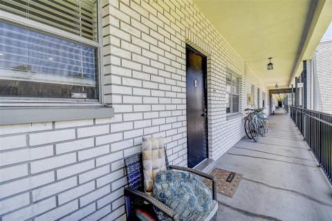 Condo in Saint Petersburg, Florida, 1 bedroom  № 1755313 - photo 3