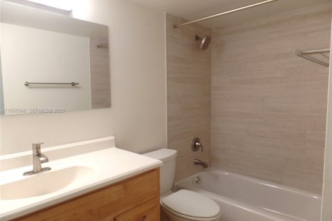 Condominio en alquiler en Miami Lakes, Florida, 2 dormitorios, 85.28 m2 № 2011686 - foto 17