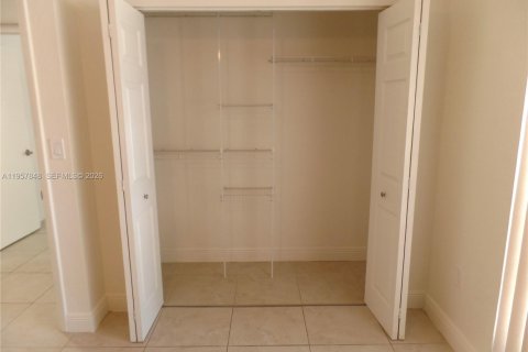 Condominio en alquiler en Miami Lakes, Florida, 2 dormitorios, 85.28 m2 № 2011686 - foto 13