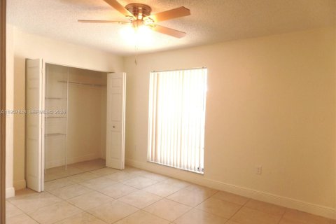 Condominio en alquiler en Miami Lakes, Florida, 2 dormitorios, 85.28 m2 № 2011686 - foto 11