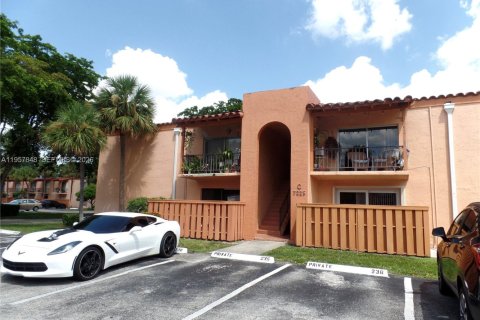 Condominio en Miami Lakes, Florida, 2 dormitorios  № 2011686