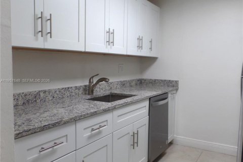 Condominio en alquiler en Miami Lakes, Florida, 2 dormitorios, 85.28 m2 № 2011686 - foto 3