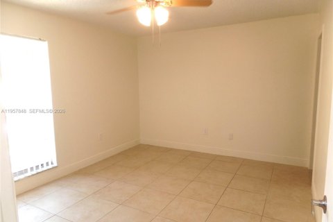 Condominio en alquiler en Miami Lakes, Florida, 2 dormitorios, 85.28 m2 № 2011686 - foto 9