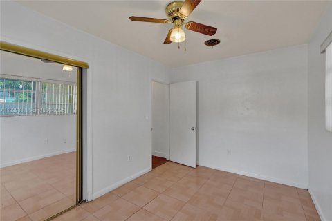 House in Miami Gardens, Florida 3 bedrooms, 155.24 sq.m. № 1990735 - photo 15