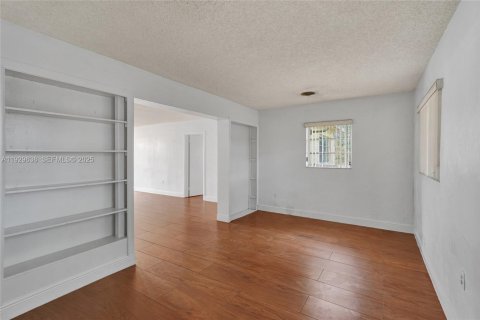 House in Miami Gardens, Florida 3 bedrooms, 155.24 sq.m. № 1990735 - photo 18